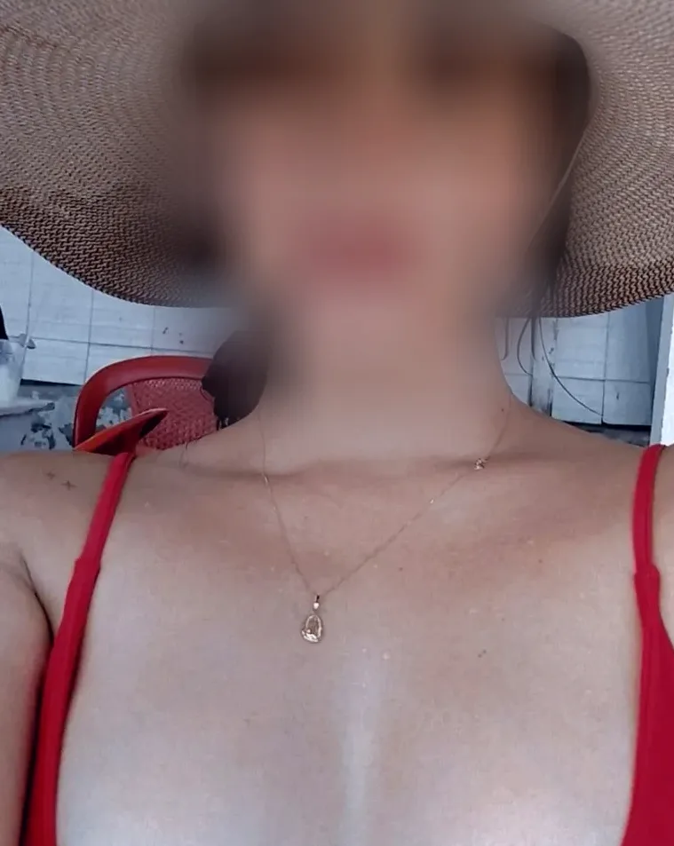 Mia, 27
